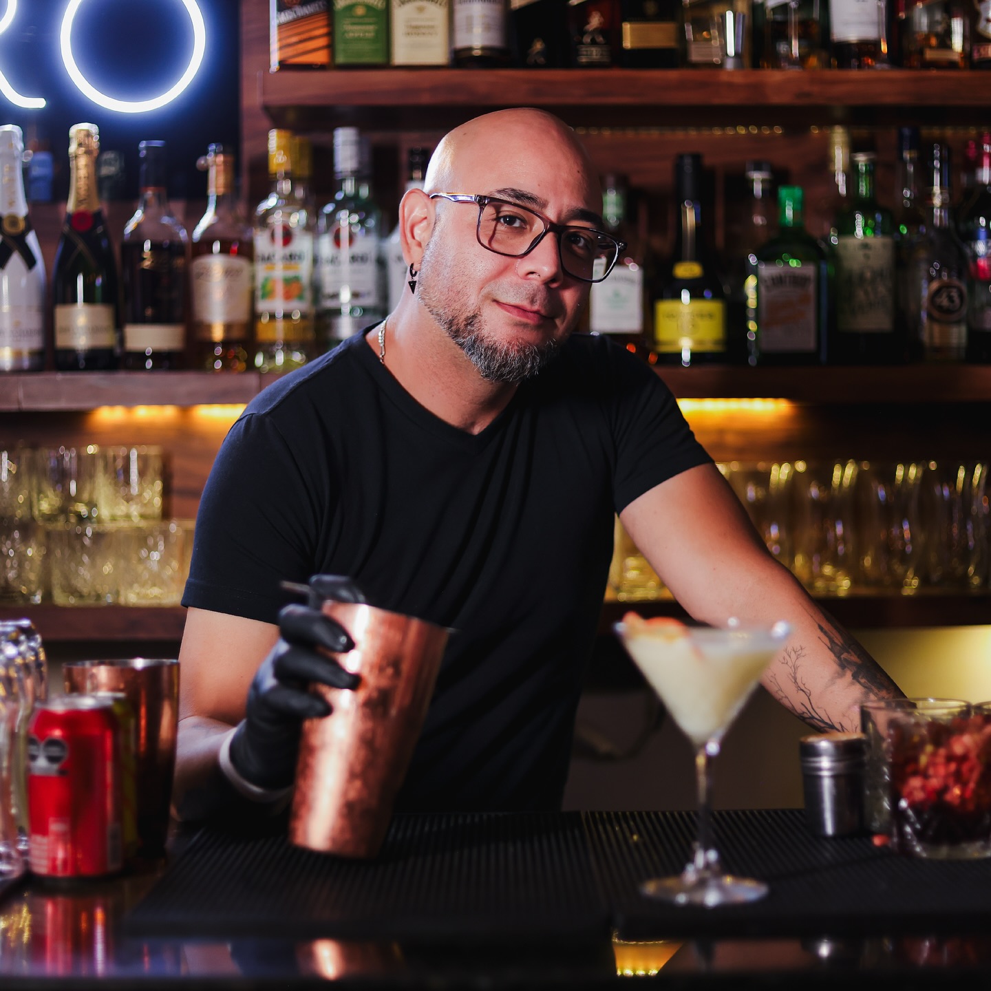 Chef de alta gama preparando un platillo