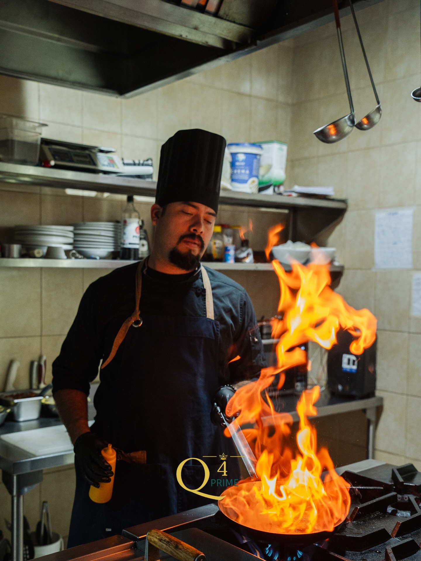 Detalle de un chef añadiendo el toque final a un plato